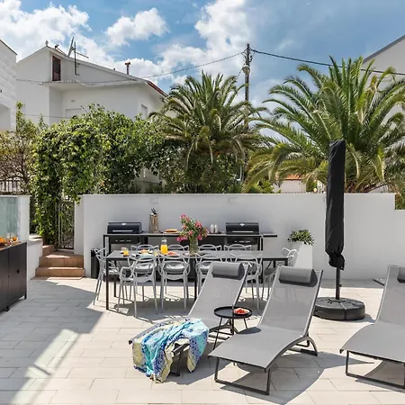 In Slatine With Terrace Apartman