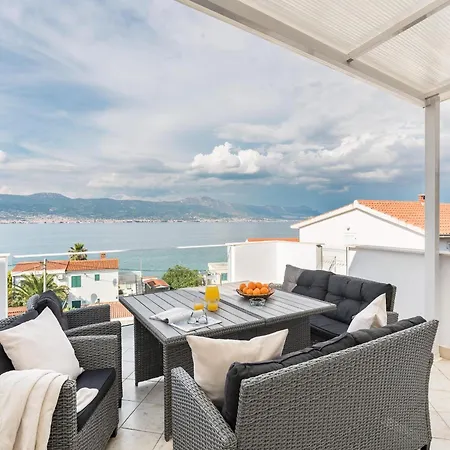 Apartmán In Slatine With Terrace *